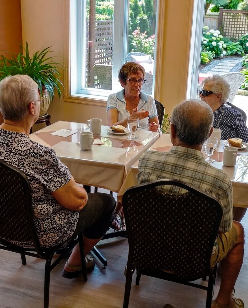 Groupes des personnes âgées en pleine discussion